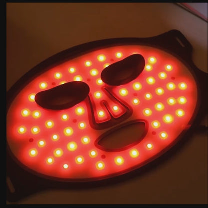 CalmiGlowMask : La photothérapie pour une peau revitalisée.